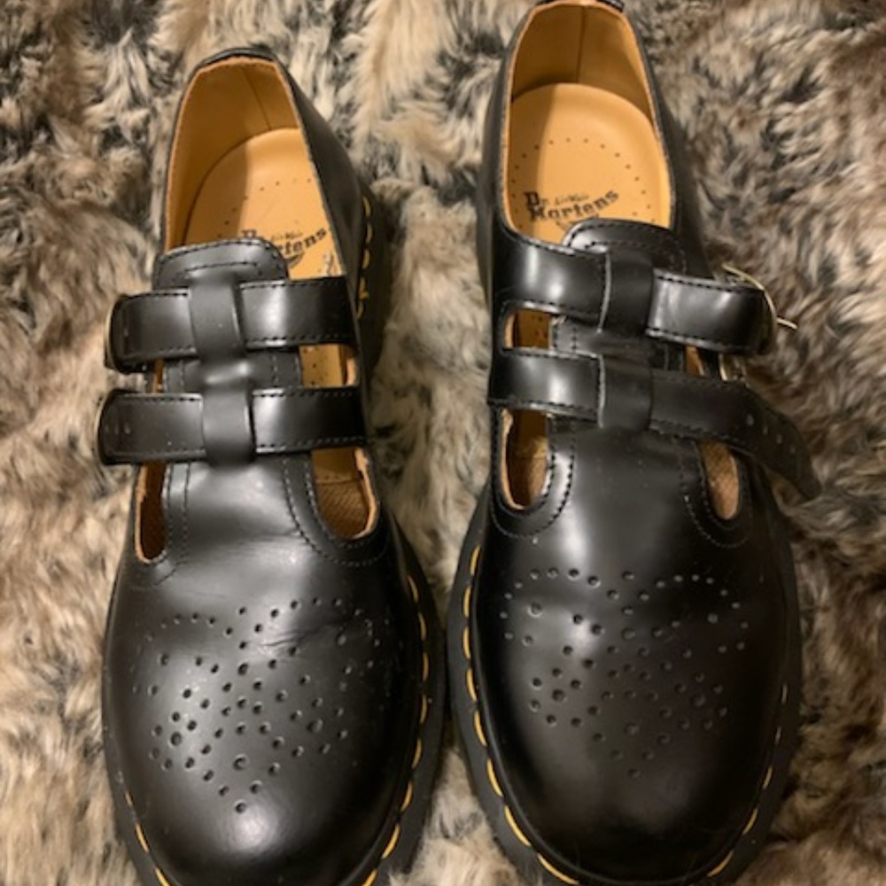 Selling Mary Jane Dr. Martens !